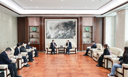 新疆中泰集團黨委副書記、總經(jīng)理邊德運一行到訪桐昆